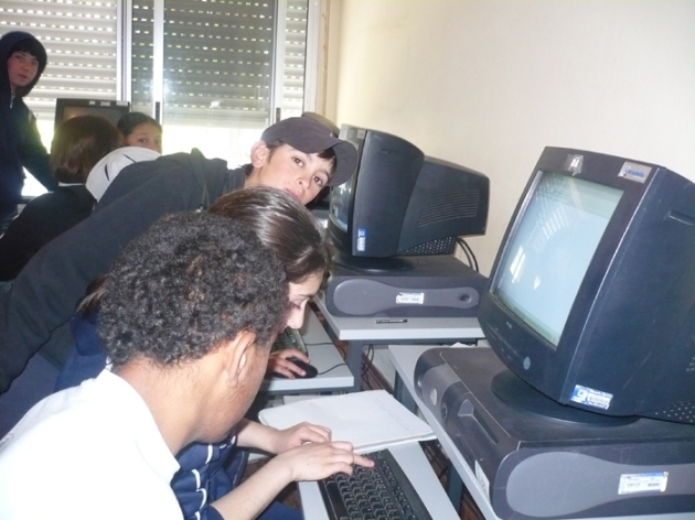 La salal de informática cuenta con 8 máquinas con conexión a internet;los alumnos están encantados.
